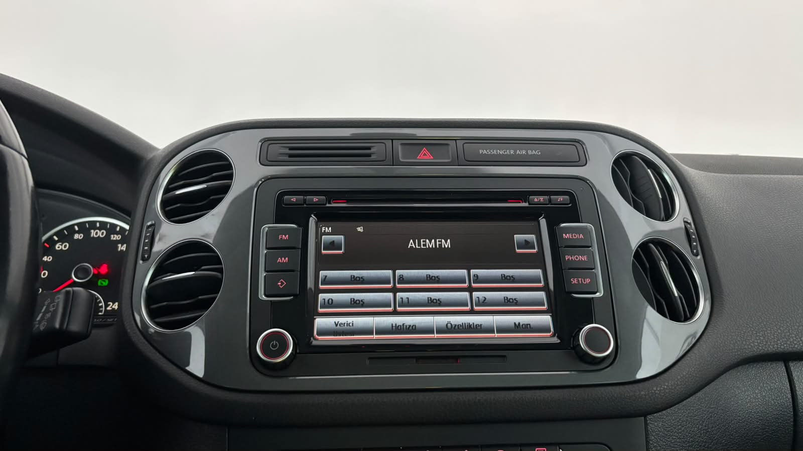 VOLKSWAGEN TIGUAN 12